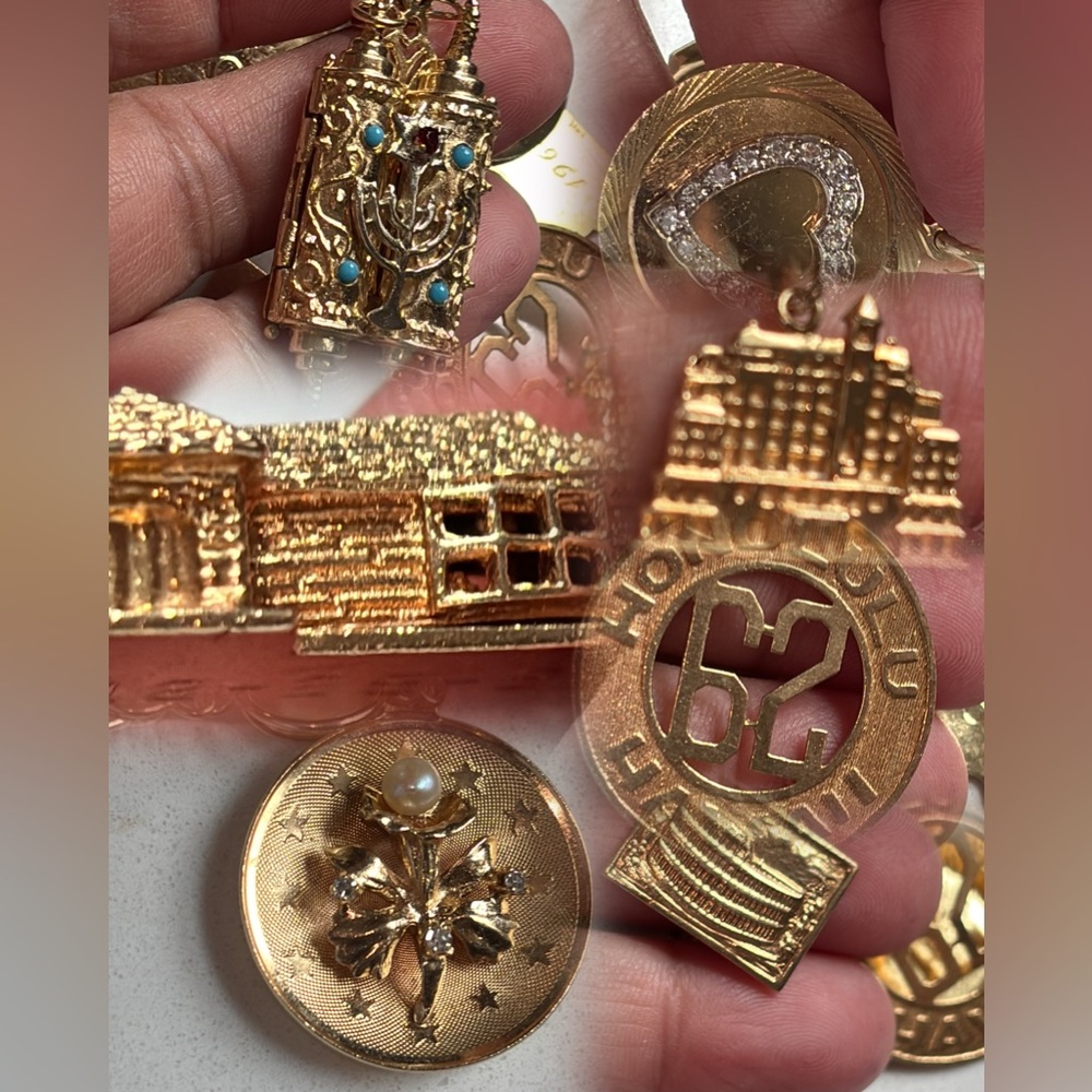 ✨NO LONGER AVAILABLE✨ 
Vintage Solid 14k Gold Charm Bracelet ( 63,4 GRAMS ) - Picture 11 of 17